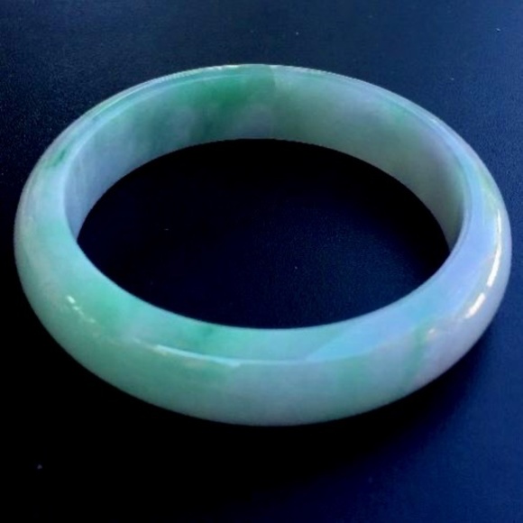 VINTAGE 14mm WIDE CELADON GREEN JADE JADEITE GEMSTONE CARVED 6" BANGLE BRACELET - Picture 1 of 7